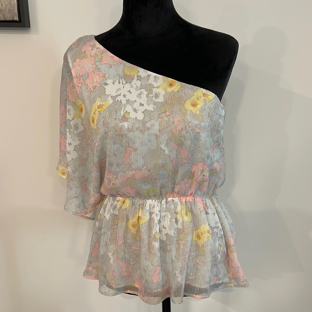 Gorgeous Alice+ Olivia off shoulder top